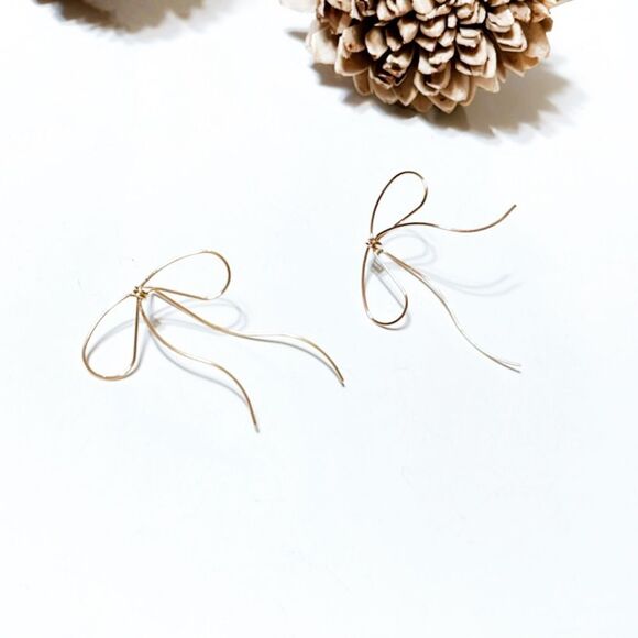 Gold bow twist earrings M70 - Picture 4 of 8